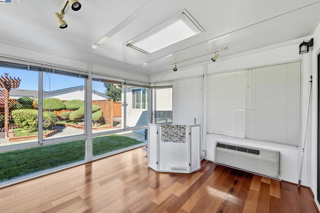 CREEKSIDE - Residential