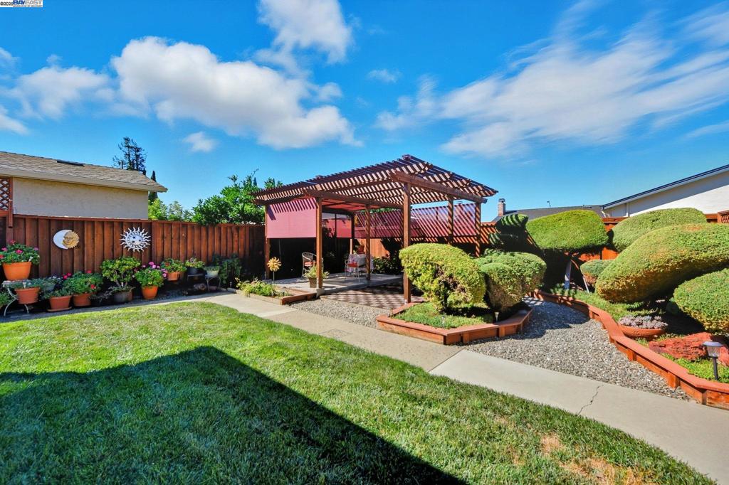 CREEKSIDE - Residential