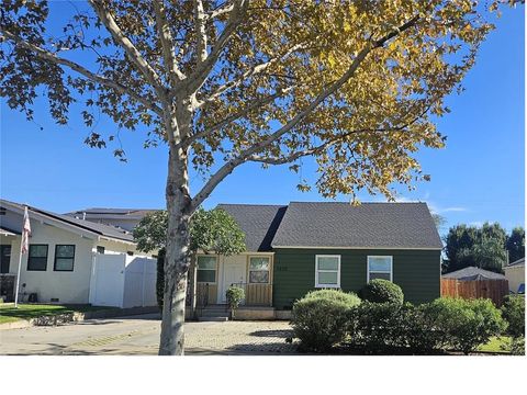 Photo of 1230 N Reese Pl, Burbank, CA 91506 (MLS # BB26007356)