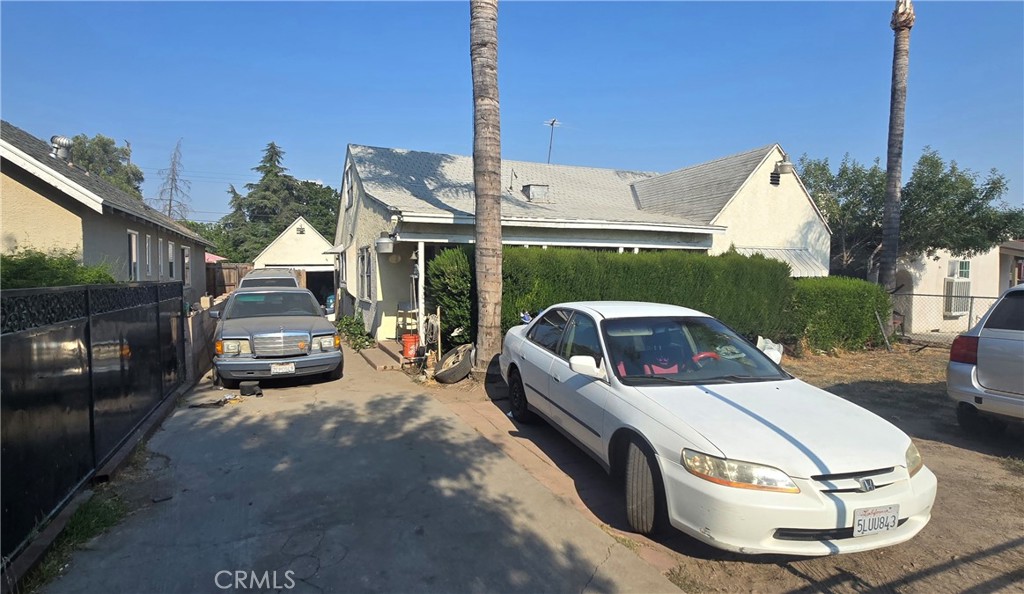 STARTER HOME, GOOD INVESTMENT PROPERTY. LARGE METAL BUILDING, COULD BE USE AS GARAGE OR AS A WORKSHOP. EXCELLENT FOR A MECHANIC.