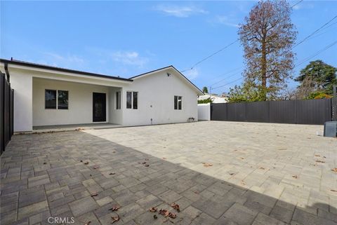 Photo of 7423 Balcom Avenue, Reseda, CA 91335 (MLS # SR26028729)