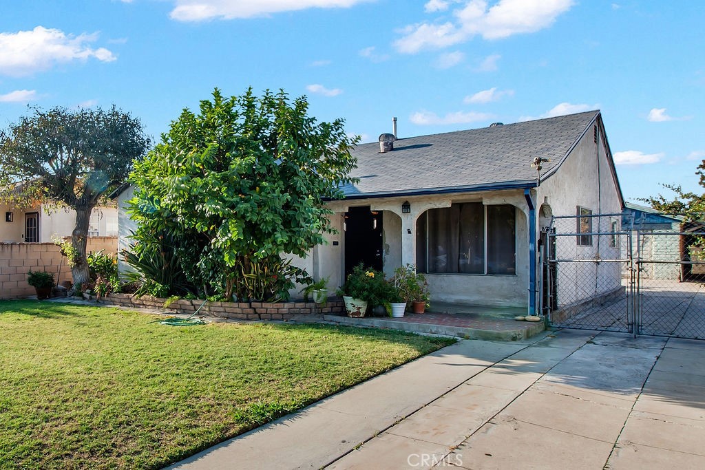 Prime Location!!! Opportunity in Monterey Park. This home offers 3 bedrooms and 1 bathroom with a practical floor plan and options for updates or redesign. The property includes a detached garage and a private pool. The backyard is low-maintenance and provides space for outdoor use.
Located near shopping, dining, and freeway access, this home is well-positioned for long-term value and future improvements.
*****OPEN HOUSE 9/13 SATURDAY 12:00PM-3:00PM*****