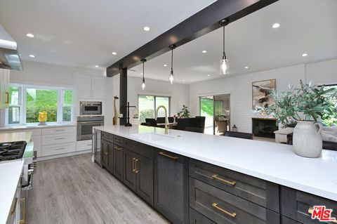 Photo of 16142 Bayberry Place, Sherman Oaks, CA 91403 (MLS # 26673917)