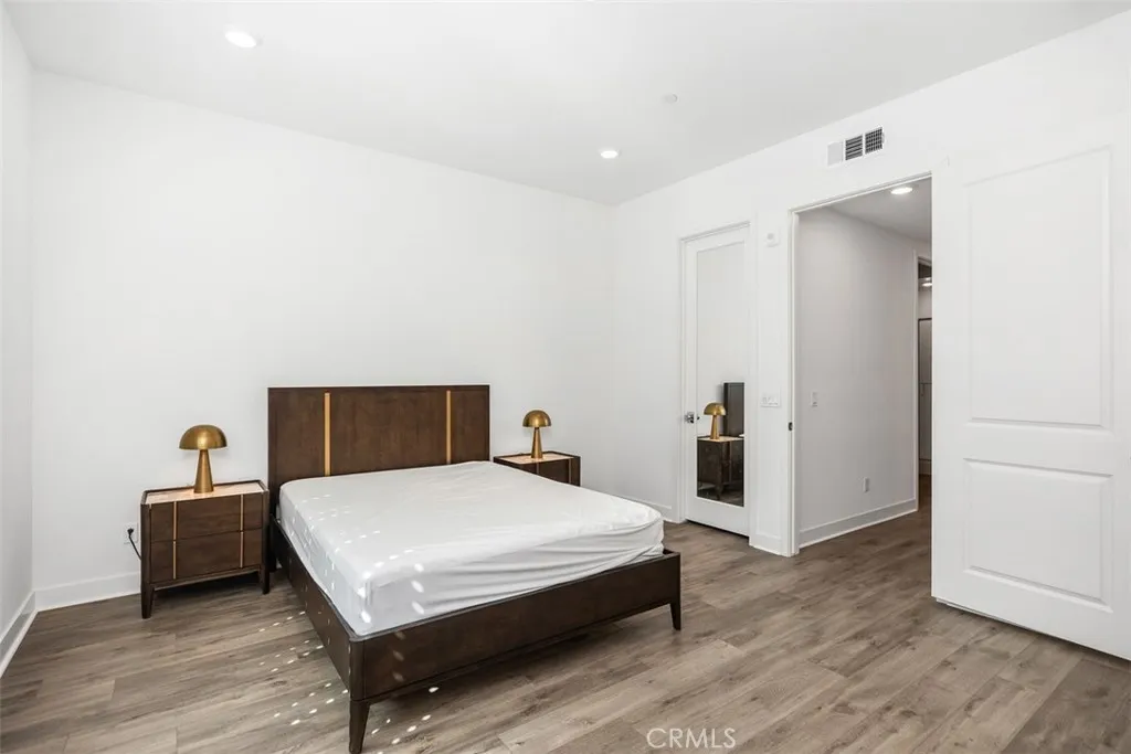 Irvine, California 92618, United States, 1 Bedroom Bedrooms, ,1 BathroomBathrooms,Residential,Active,207711