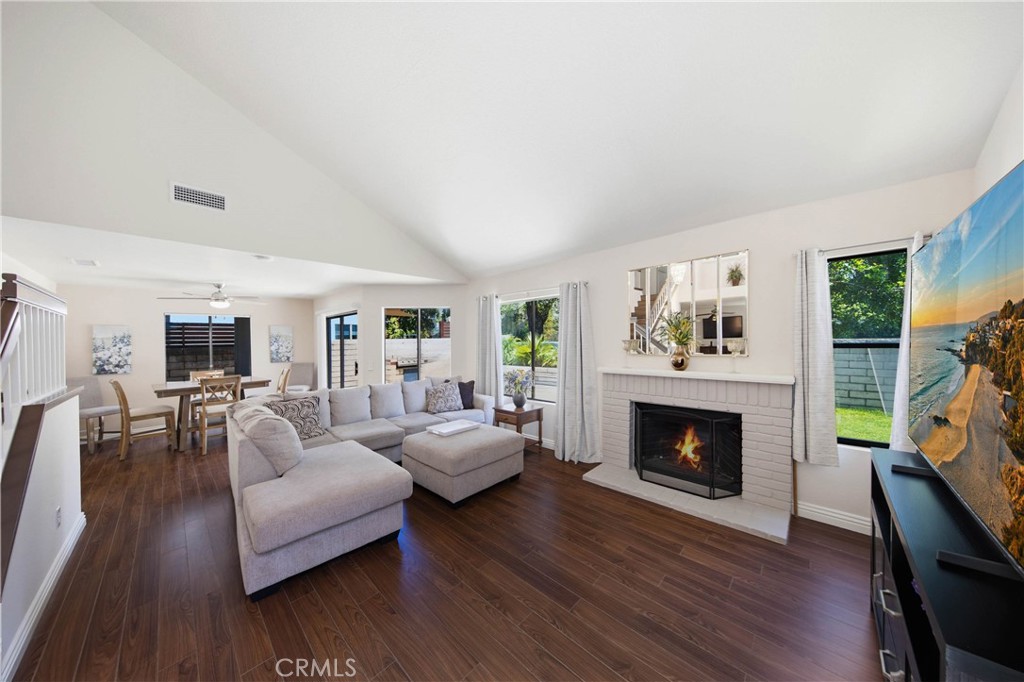 6042 Crestmont