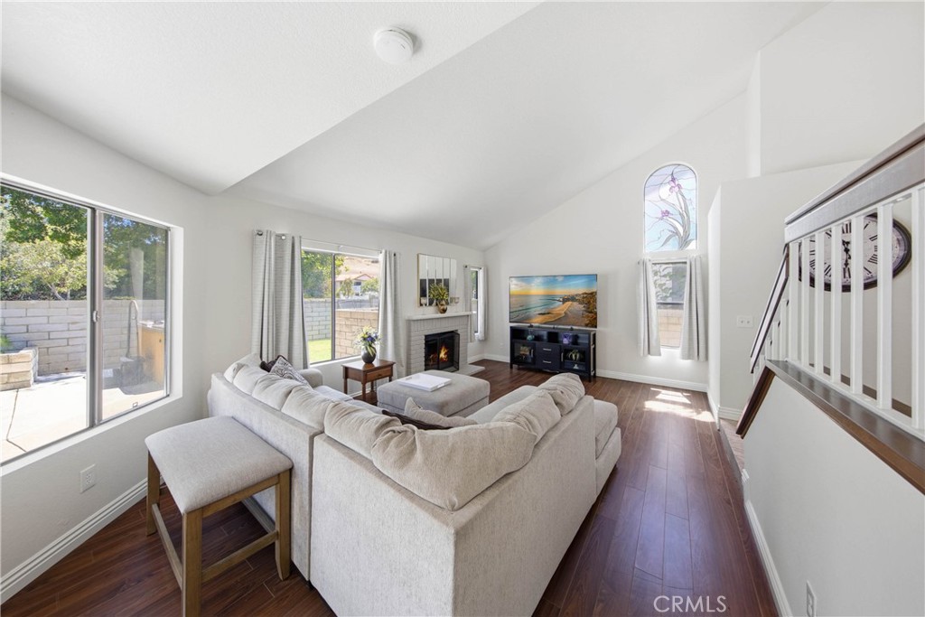 6042 Crestmont