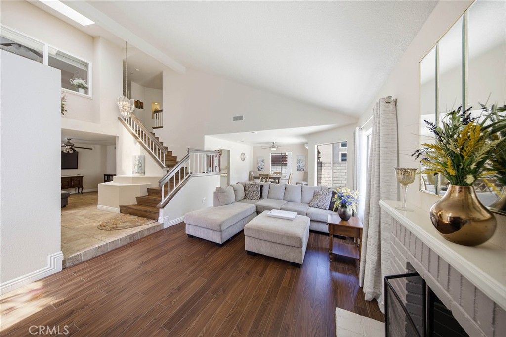 6042 Crestmont