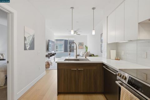 Photo of 901 Jefferson St ST #513, Oakland, CA 94607 (MLS # 41133411)