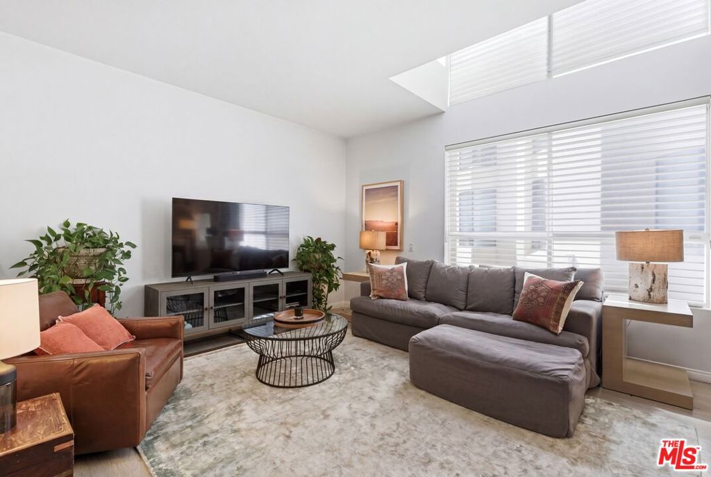 514 S Barrington Avenue 104
