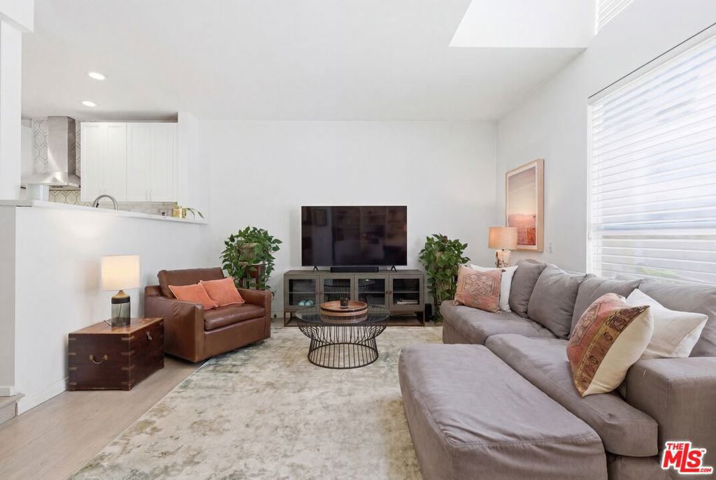 514 S Barrington Avenue 104