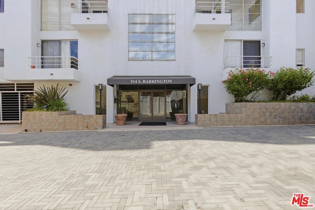 Photo of 514 S Barrington Avenue #104, Los Angeles, CA 90049 (MLS # 26827655)