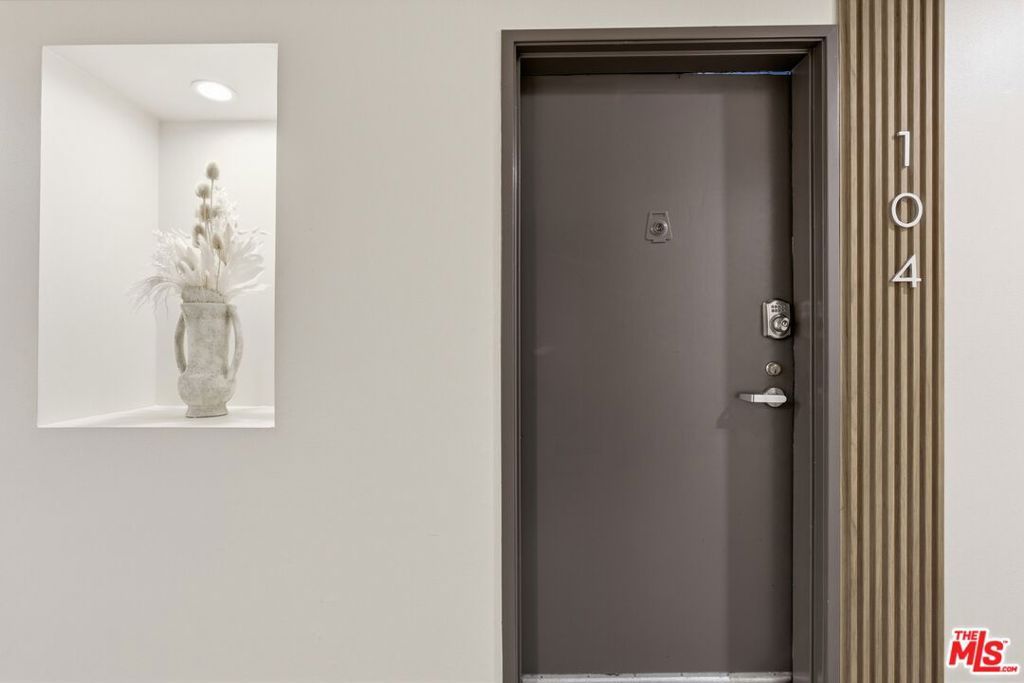 Photo of 514 S Barrington Avenue #104, Los Angeles, CA 90049 (MLS # 26827655)