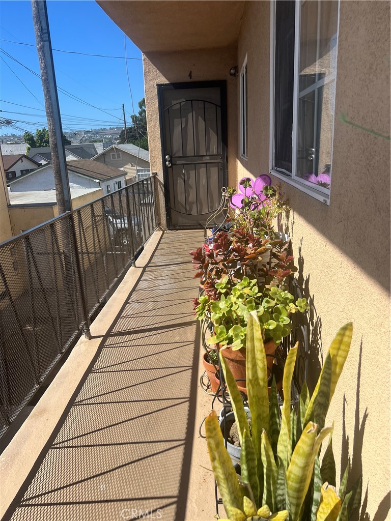 Nice and bright unit located in a small complex of 4 units in San Pedro coastal community. Upper unit with 3 bedrooms and one bathroom. Large kitchen. Laundry hookup. One car garage.
Located just minutes form Cabrillo Beach and the upcoming West Harbor Development.