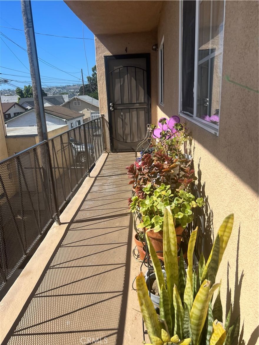 Nice and bright unit located in a small complex of 4 units in San Pedro coastal community. Upper unit with 3 bedrooms and one bathroom. Large kitchen. Laundry hookup. One car garage.

Located just minutes form Cabrillo Beach and the upcoming West Harbor Development.