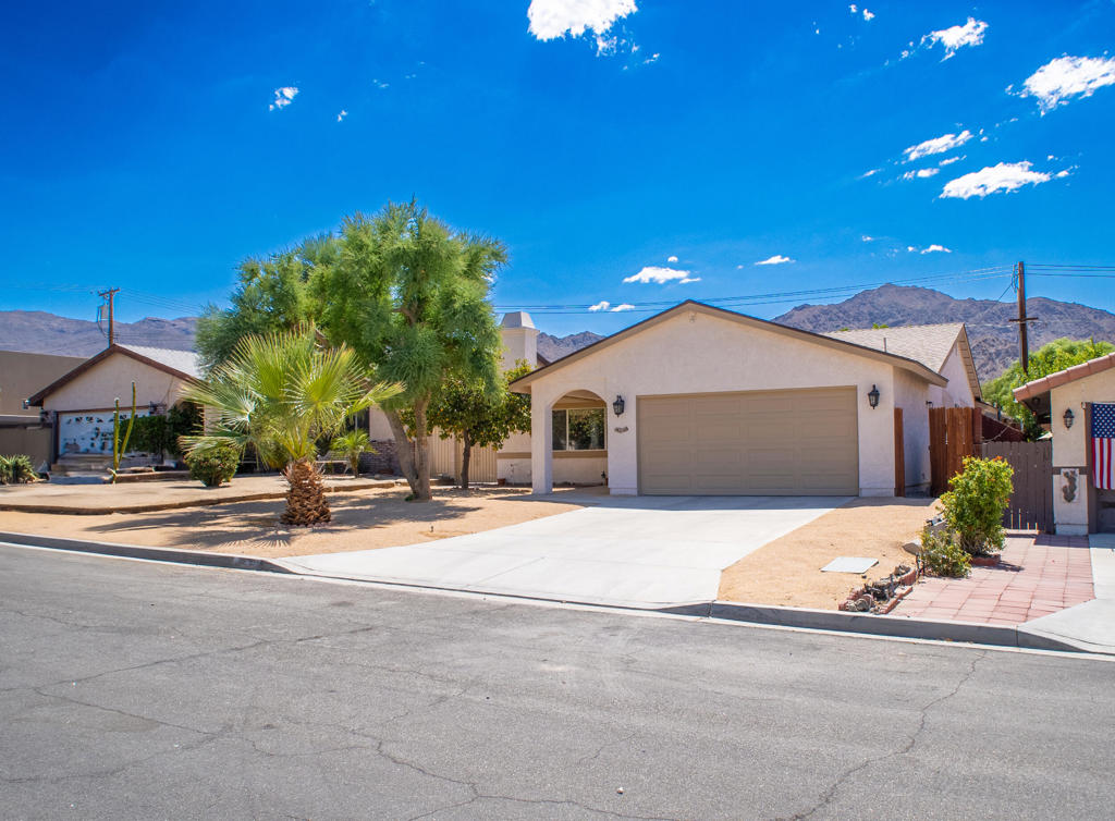 53915 Avenida Villa