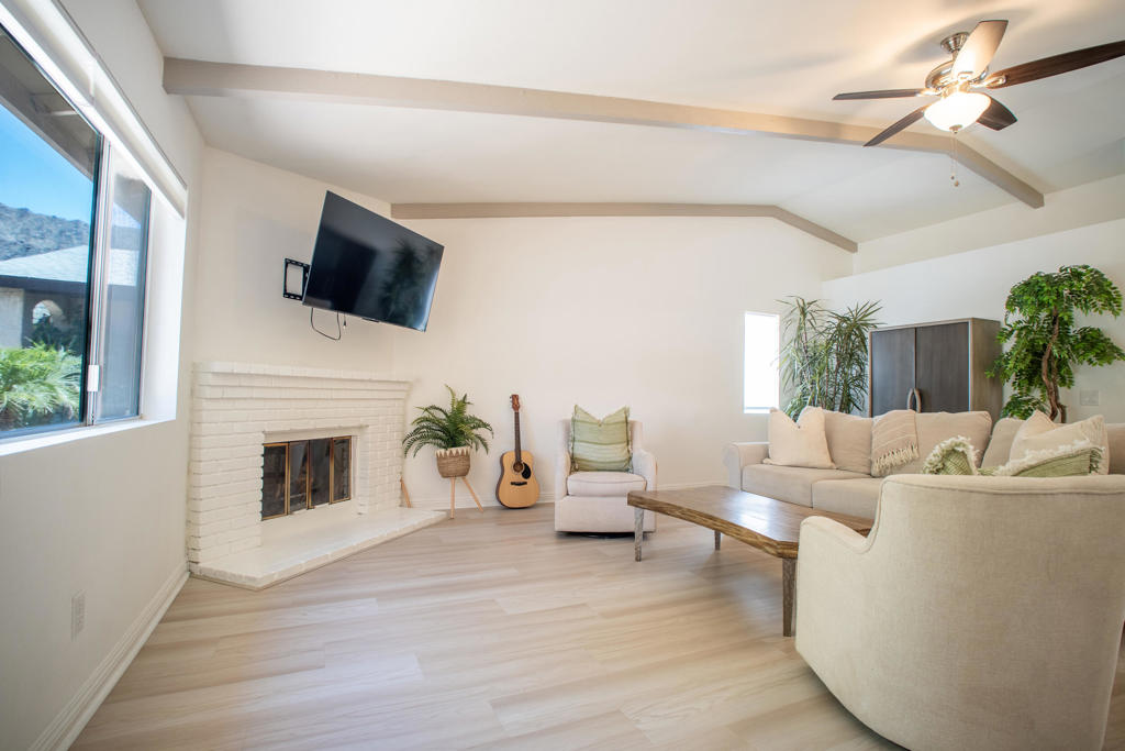 53915 Avenida Villa