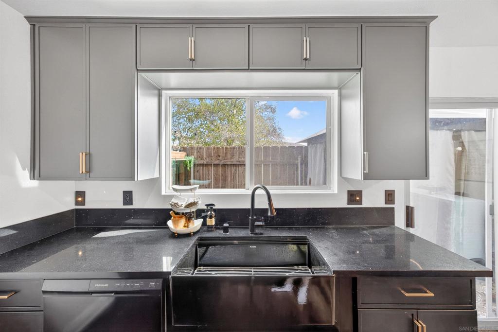 1045 Peach Ave 50