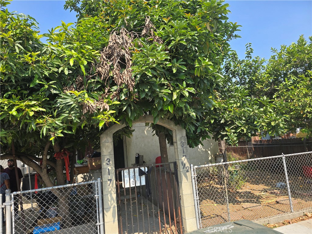 ++++ FIXER, FIXER - BUYERS LOOKING FOR A RENOVATION PROJECT WITH HEAVY LIFTING DESIRED. ++++++ The property has great potential as it's located in a high demand area for housing, it is near schools, shopping, a large selection of restaurants, supermarkets, transportation, downtown L.A. business, sports and nightlife.
Buy and hold it will be a great addition to your Invesment portfolio or retirement, don't miss out.