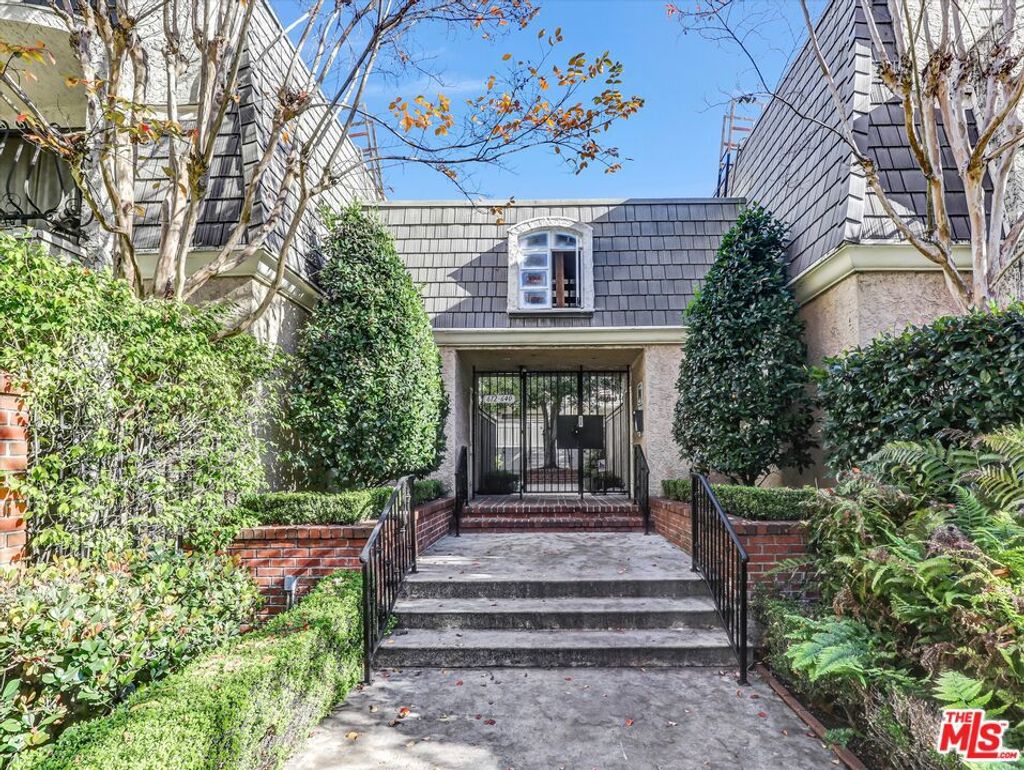 Photo of 624 Wilcox Avenue #624 1/2, Los Angeles, CA 90004 (MLS # 26632595)