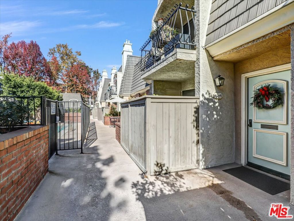 Photo of 624 Wilcox Avenue #624 1/2, Los Angeles, CA 90004 (MLS # 26632595)