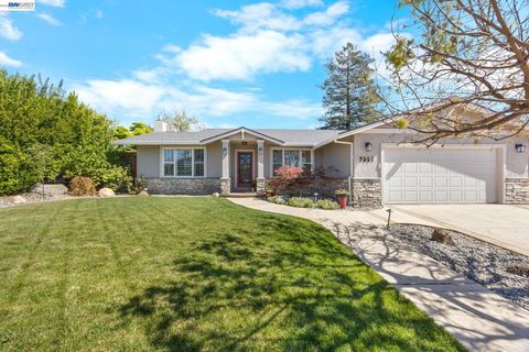 Photo of 2557 Harewood Dr Dr, Livermore, CA 94551 (MLS # 41128212)