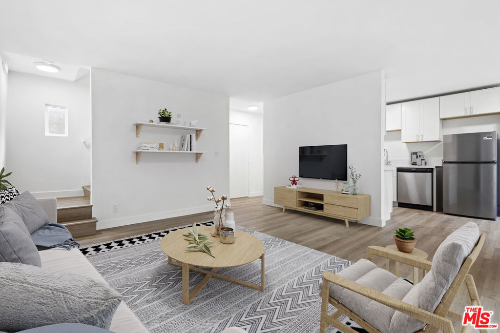 We are pleased to present a beautiful 2 bedroom/ 1.5 bath located in Redondo Beach. This apartment has a stove in unit, vertical blinds, hardwood like flooring, spacious living room, large patio, double bathroom sink, counter-tops and much more. The listing price include a $100 monthly parking fee.