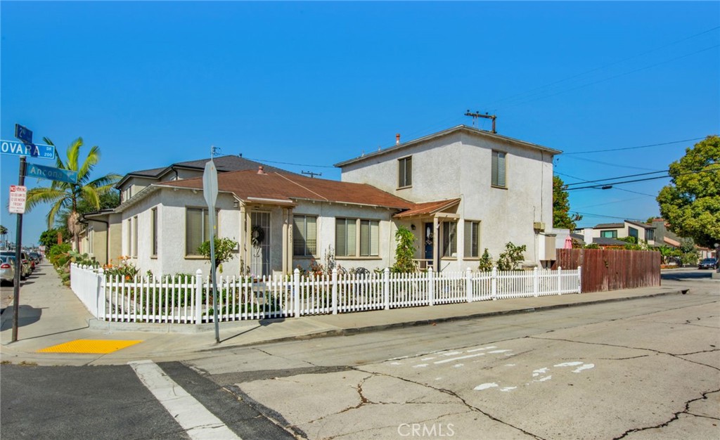 5653 E 2nd