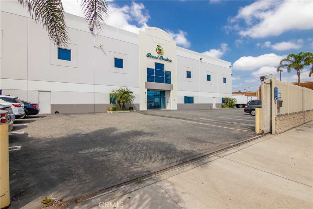 We are pleased to present appx. 9,200sqft. of both warehouse space and office space located at 2300 E. 27th St. in the City of Vernon. The space includes appx. 9,200sqft. of warehouse/storage space and appx. 1,200sqft. of office space along with an abundant 25FT. Ceiling Height, 2 designated bathrooms, HVAC, One Dock Loading/Unloading Space.Arts Distrct Adjacent, The City of Vernon is an industrial city of 5.2 square miles located minutes from Downtown Los Angeles. Located on the hard corner of Santa Fe and 27th, this property was built in 1999 and carefully reimagined in 2009.