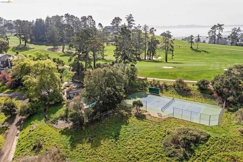 Photo of 407 Vista Heights Rd Rd, El Cerrito, CA 94530 (MLS # 41136119)