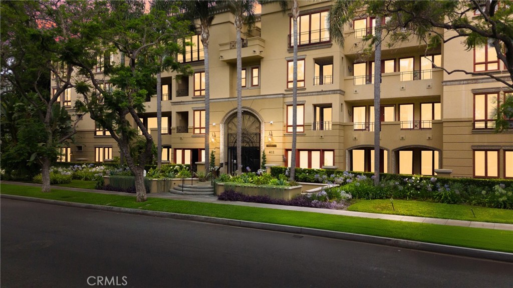 Welcome to The Oakhurst—one of Beverly Hills’ most prestigious full-service buildings, offering 24-hour concierge service on a beautiful tree-lined street in the heart of the city. This spacious 2-bedroom, 1 Den, 2.5-bathroom residence features an open-concept living and dining area with hardwood floors, elegant lighting, a cozy fireplace, and access to a private patio—perfect for relaxing or entertaining.
The gourmet kitchen is equipped with stainless steel appliances and provides generous counter and cabinet space, ideal for both cooking and entertaining. The primary suite boasts a large walk-in closet and a luxurious en-suite bath, while the second bedroom and bathroom are equally spacious and inviting.
This is a great opportunity for someone to come in and renovate or update the unit to their own taste and style.
Additional highlights include in-unit laundry, ample storage within the parking area, and three side-by-side parking spaces—including primary parking conveniently located near the elevator.
Located within the award-winning Beverly Hills Unified School District, The Oakhurst is just moments from world-class shopping, dining, and markets—offering a rare opportunity to enjoy sophisticated living in one of Beverly Hills’ most desirable neighborhoods.