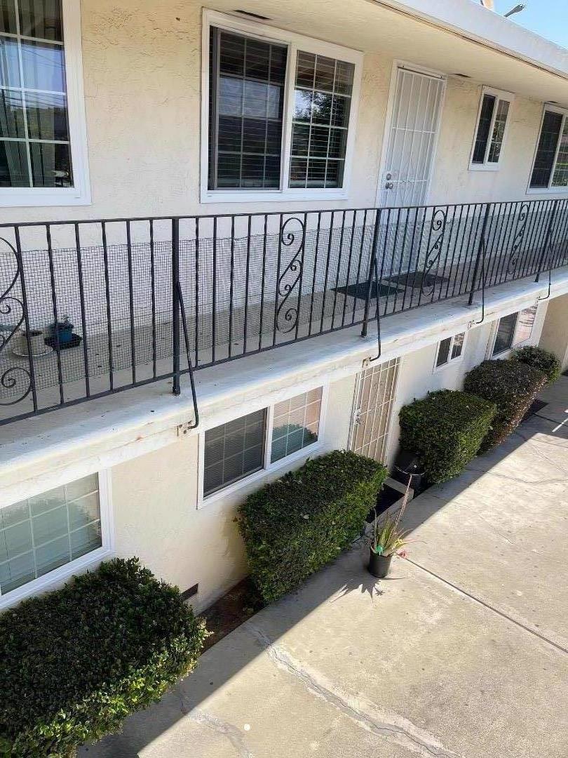 This bright, airy and spacious 1 bedroom is located in the beautiful city of Sunnyvale with easy access to freeways and bay area jobs. This is a small 12 unit, quiet and friendly building with a convenient laundry room, and 1 car covered carport. Easy care laminate flooring, double pane windows throughout. Water, hot water and trash service included. Available September 1st.,2025.