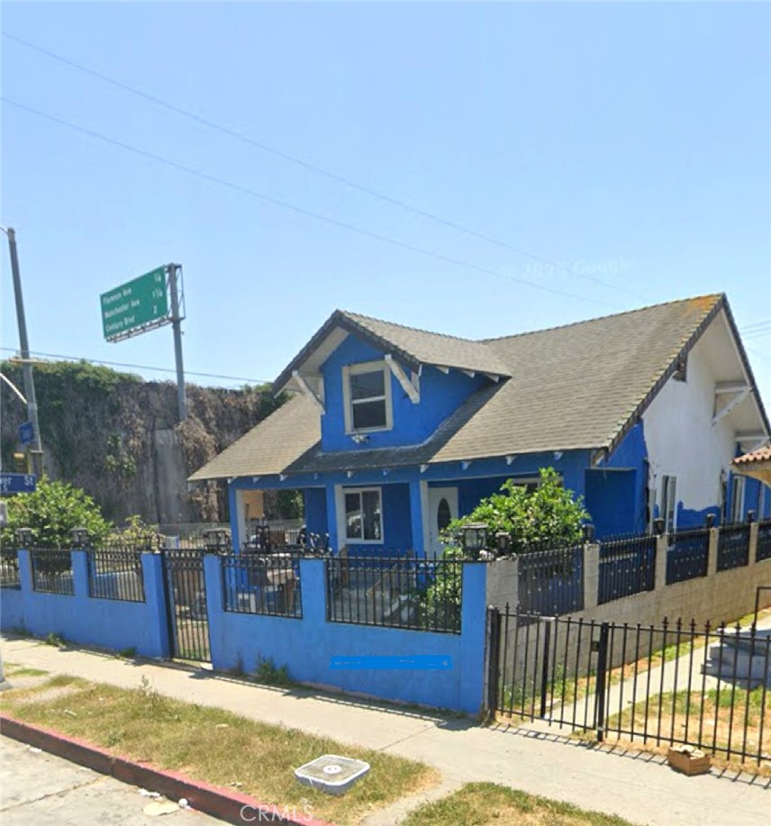 City bungalow with a lot of potential! Corner location with easy freeway access and convenient location in downtown LA. Property is gated. Detached garage. Restore some 1909 charm and have a great property!