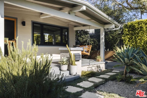 Photo of 4617 Welch Place, Los Angeles, CA 90027 (MLS # 26103512)