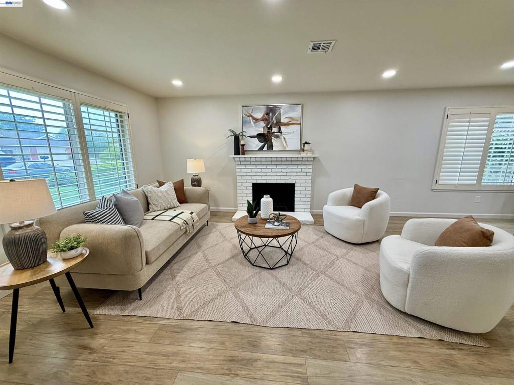1882 Carnation Cir