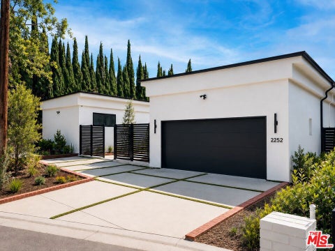 Photo of 2252 Gloaming Way, Los Angeles, CA 90210 (MLS # 26873997)