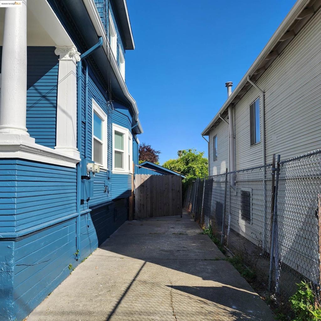 3122 Minna Ave