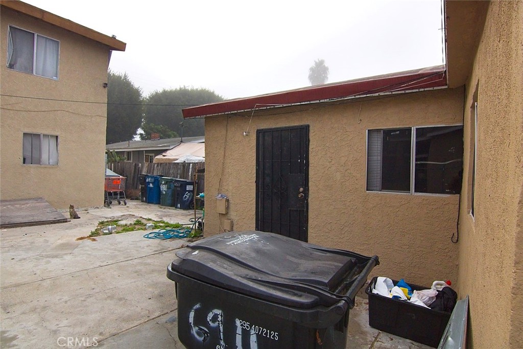 6911 Compton