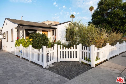 Photo of 2813 S Bentley Avenue, Los Angeles, CA 90064 (MLS # 26870687)