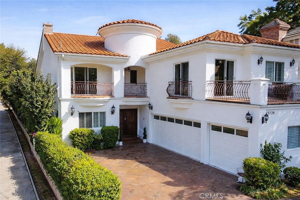 Photo of 5128 Avenida Hacienda, Tarzana, CA 91356 (MLS # AR26071560)