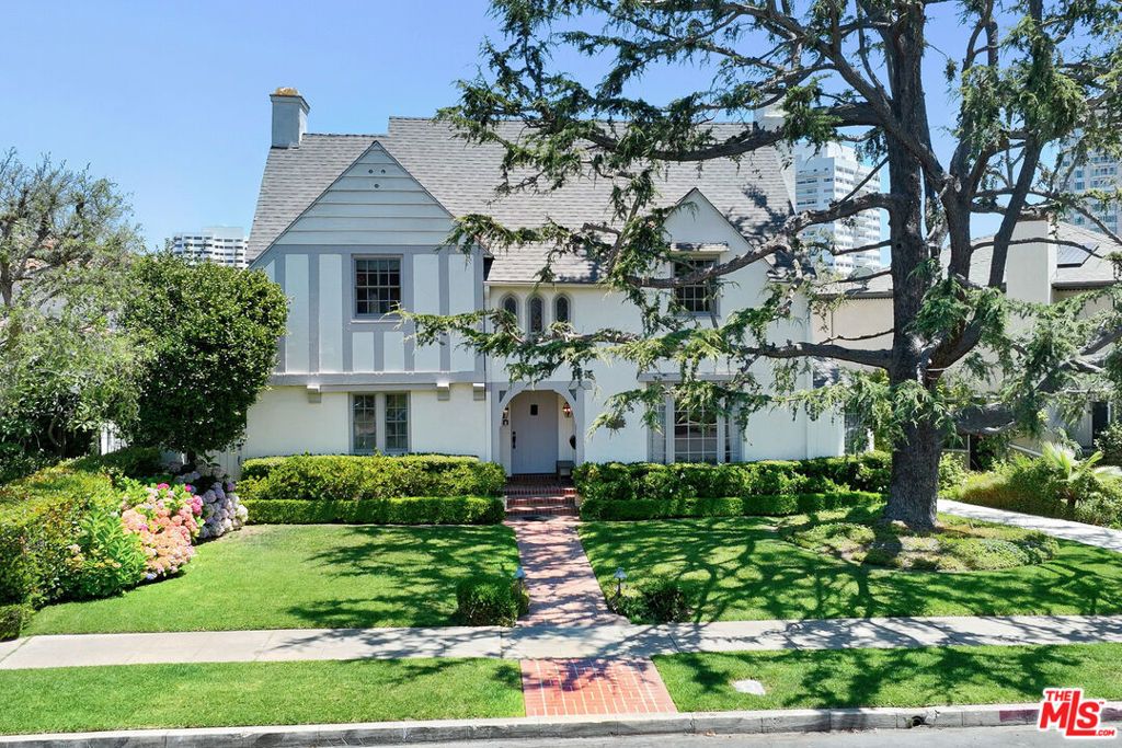 Photo of 10736 Le Conte Avenue, Los Angeles, CA 90024 (MLS # 25569151)