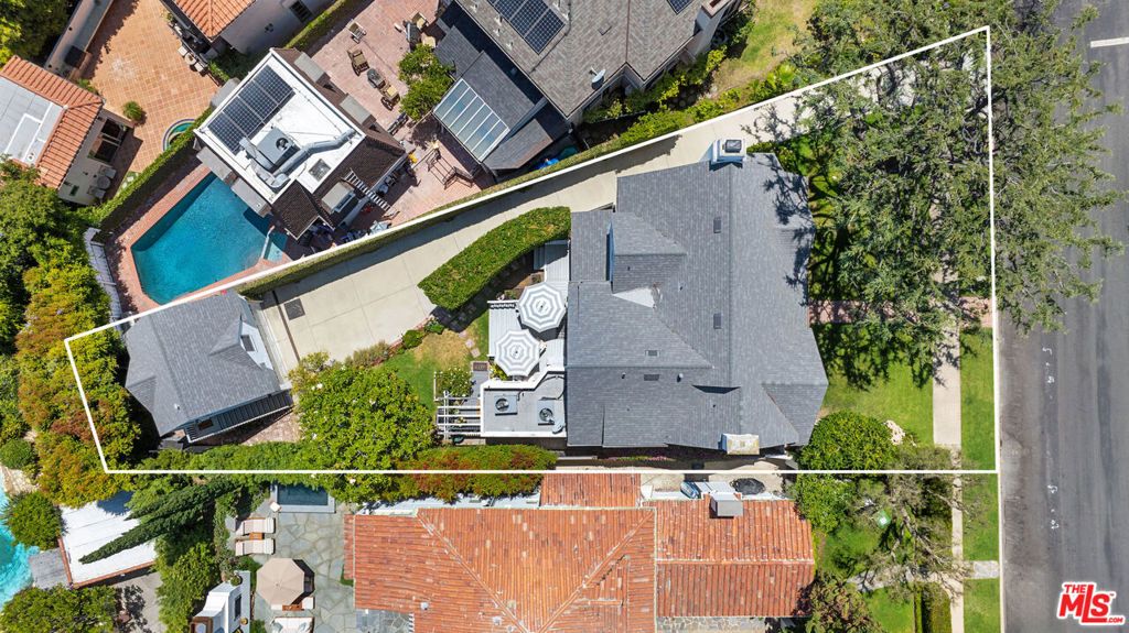 Photo of 10736 Le Conte Avenue, Los Angeles, CA 90024 (MLS # 25569151)