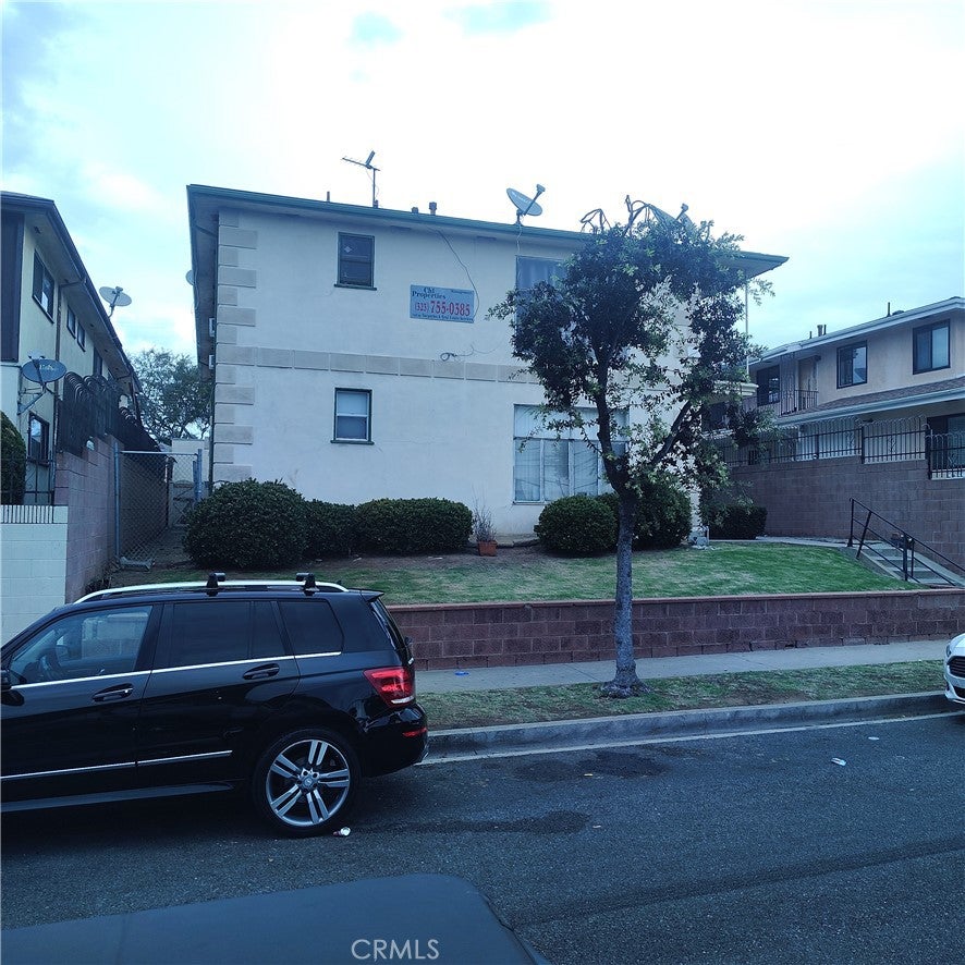 2339 W Imperial