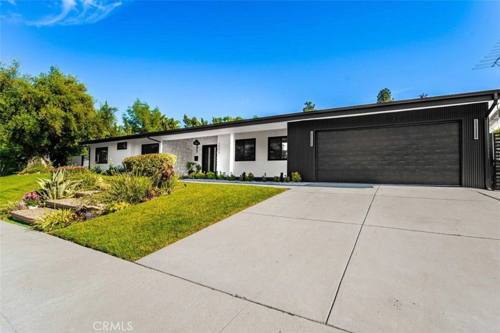 Photo of 24320 Bessemer ST, Woodland Hills, CA 91367 (MLS # SR26181701)
