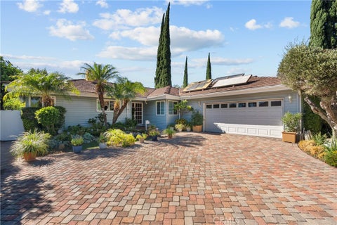 Photo of 8941 Gloria Avenue, North Hills, CA 91343 (MLS # SR26191494)