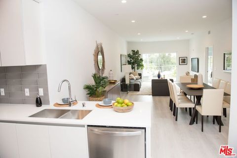 Photo of 625 S BARRINGTON Avenue #105, Los Angeles, CA 90049 (MLS # 25627399)