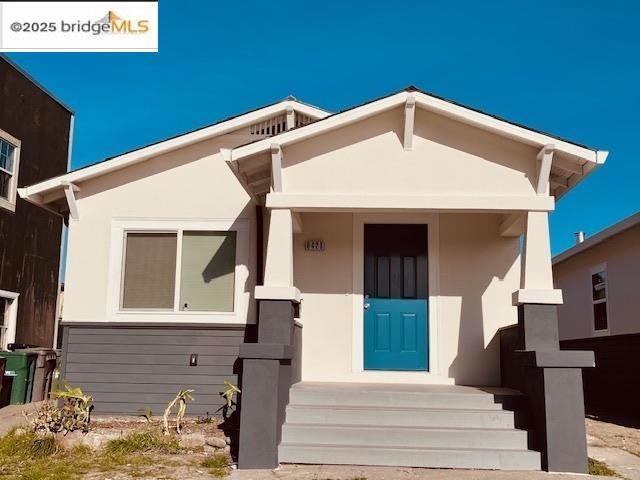 The detached duplex, with two bedrooms and two bathrooms, has been remodeled and is ready for move-in. It is close to UC Berkeley and Oakland, an easy crossing to San Francisco, and bus transportation. Aprox 700 sqft Apply with RentSpree https://apply.link/ubTPncI. Security Deposit $2650-2750.