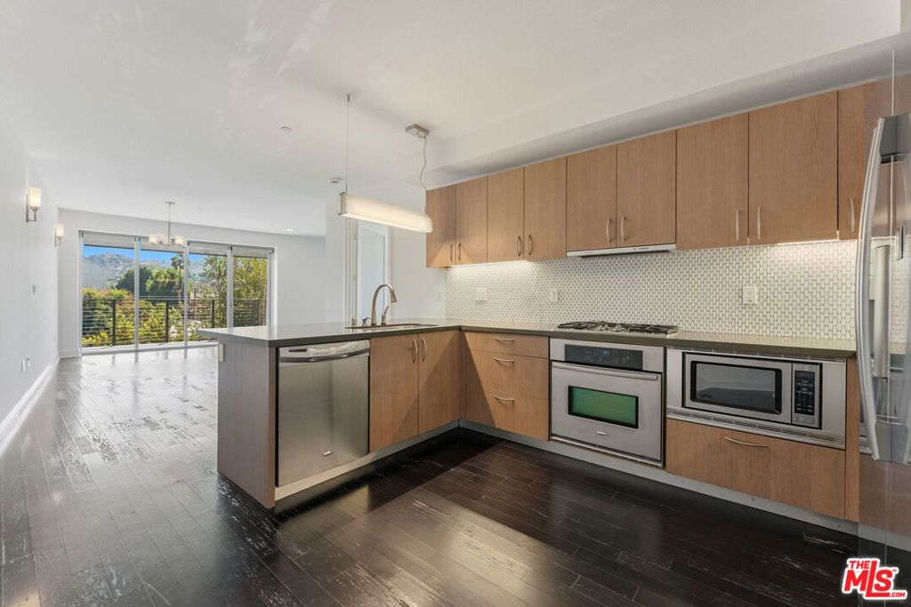 12837 Moorpark Street 313