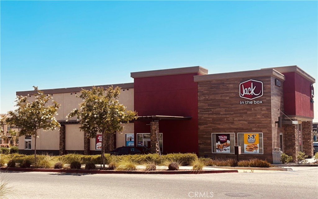 ABSOLUTE NNN GROUND LEASE.
JACK IN THE BOX.
The offering presents a rare opportunity to acquire a corporate-guaranteed absolute triple
net (NNN) ground lease in the thriving Inland Empire community of Fontana, California, the
#2 largest city in San Bernardino County.
Fontana is one of Southern California’s fastest-growing cities, serving as a key hub in the
Inland Empire, one of the most robust logistics and industrial corridors in the country. The
city benefits from exceptional transportation access via Interstates 10, 15, and State Route 210.
Traffic Counts: High visibility with ~40,000+ vehicles per day on major corridors
Retail Demand: Surrounded by national retailers and strong QSR demand drivers
Affordability & Growth: Attracts families and workers priced out of L.A. and Orange
Counties, fueling residential and commercial demand
Luxury Living Communities
Amazon Distribution Center
With its dense demographics and strong consumer traffic, Fontana provides the perfect
backdrop for long-term investment stability.