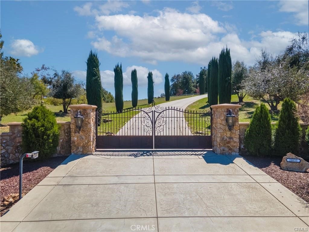20855 Avenida Castilla