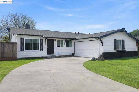 Photo of 2320 Bermuda Ln Ln, Hayward, CA 94545 (MLS # 41131666)